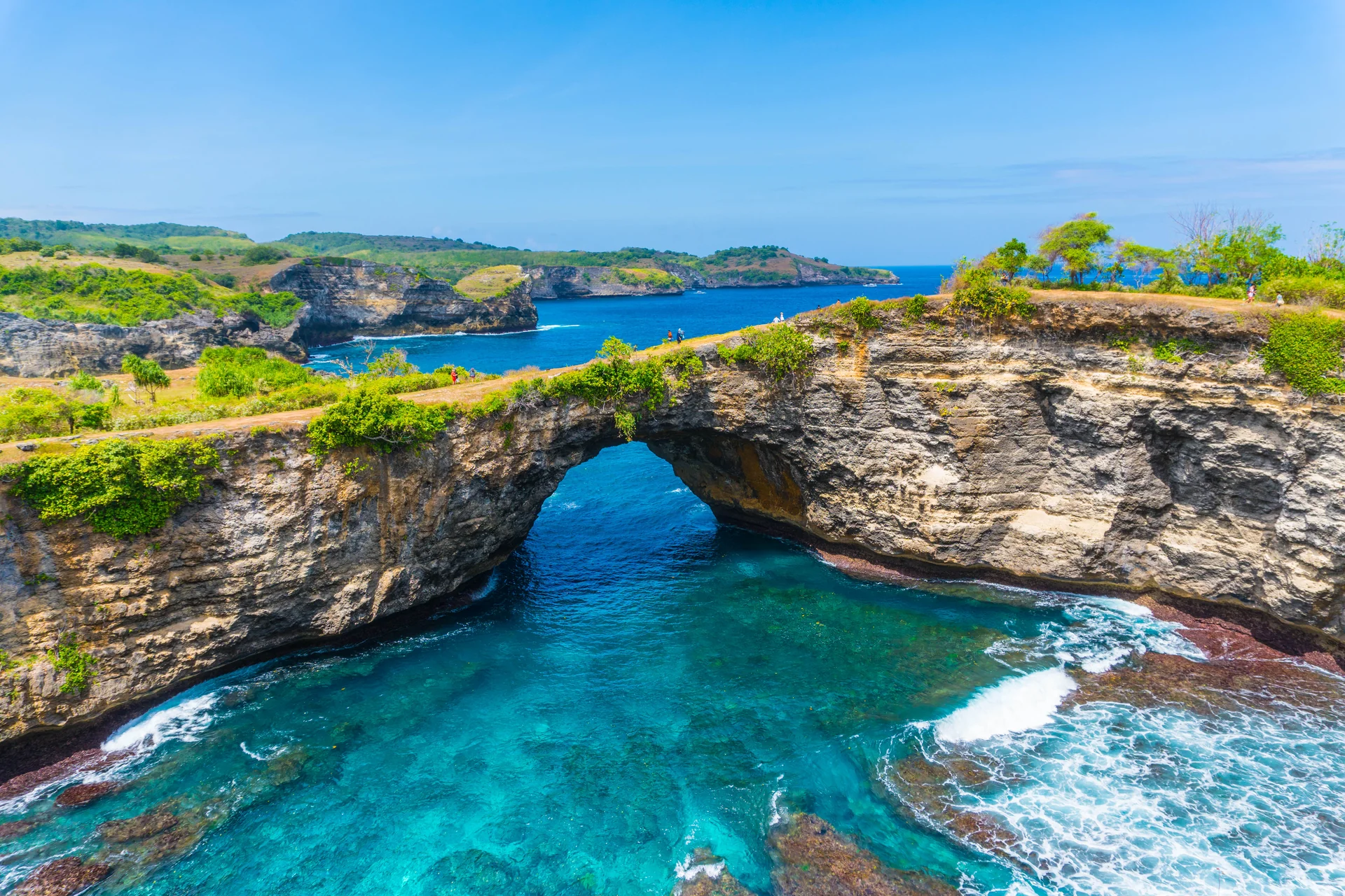 Foto referensi 2017: lengkung batu dan laut di Broken Beach